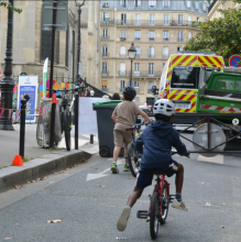 Des enfants à vélo, de dos