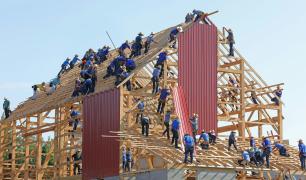 De nombreux travailleurs fabriquent une charpente complexe