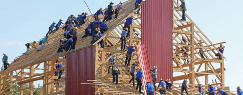 De nombreux travailleurs fabriquent une charpente complexe